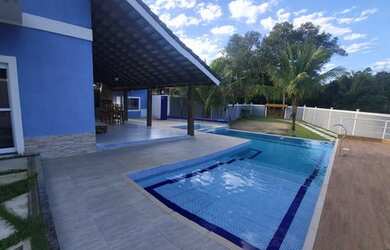 Imagem: A casa possui 4 Dormitórios, 2 Banheiros, 4 Vagas na garagem