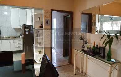 Imagem: A casa possui 3 Dormitórios, 3 Banheiros, 2 Vagas na garagem