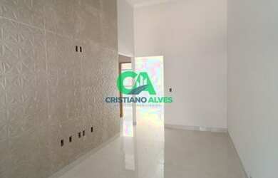 Imagem: A casa possui 3 Dormitórios, 2 Banheiros, 2 Vagas na garagem