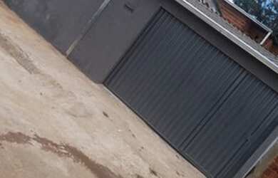 Imagem: A casa possui 3 Dormitórios, 2 Banheiros, 1 Vaga na garagem