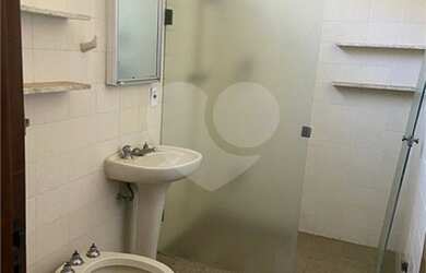 Imagem: A casa possui 3 Dormitórios, 3 Banheiros, 2 Vagas na garagem