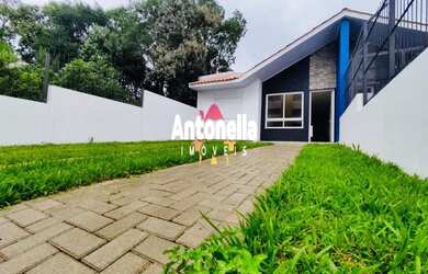 Imagem: A casa possui 3 Dormitórios, 1 Banheiro, 2 Vagas na garagem