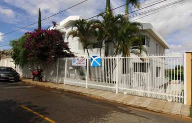 Imagem: A casa possui 4 Dormitórios, 5 Banheiros, 5 Vagas na garagem