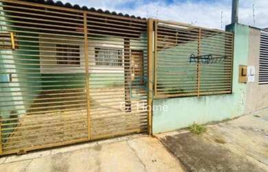 Imagem: A casa possui 3 Dormitórios, 1 Banheiro, 1 Vaga na garagem