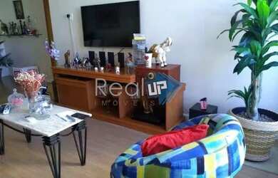 Imagem: O apartamento possui 4 Dormitórios, 2 Banheiros, 1 Vaga na