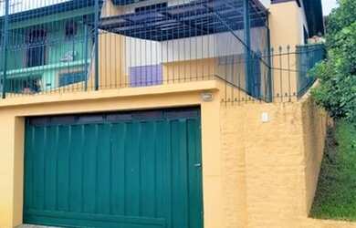 Imagem: A casa possui 3 Dormitórios, 3 Banheiros, 3 Vagas na garagem