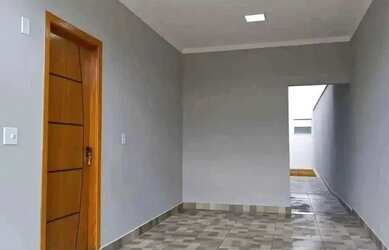 Imagem: A casa possui 2 Dormitórios, 1 Banheiro, 2 Vagas na garagem