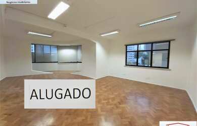 Imagem: O depósito possui 1 Vaga na garagem e 303m² de Área e está