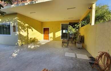 Imagem: A casa possui 3 Dormitórios, 2 Banheiros, 3 Vagas na garagem