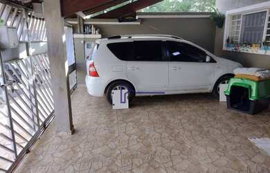 Imagem: A casa possui 3 Dormitórios, 2 Banheiros, 2 Vagas na garagem