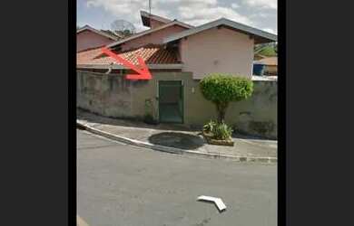 Imagem: A casa possui 3 Dormitórios, 1 Banheiro, 3 Vagas na garagem