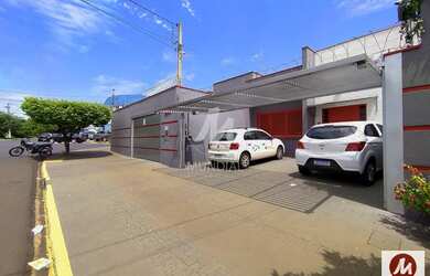 Imagem: O depósito possui 4 Vagas na garagem, 220m² de Área e está