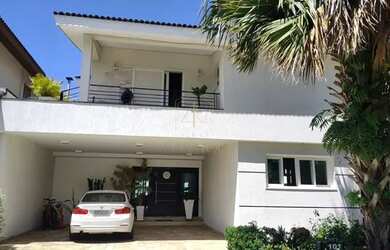 Imagem: A casa possui 3 Dormitórios, 5 Banheiros, 4 Vagas na garagem