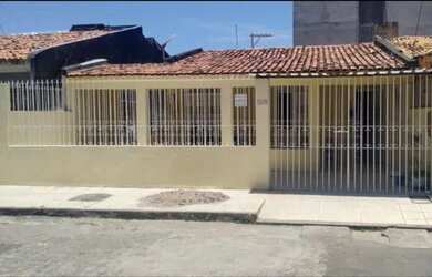 Imagem: A casa possui 2 Dormitórios, 2 Banheiros, 1 Vaga na garagem