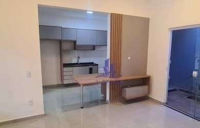 Imagem: A casa possui 2 Dormitórios, 2 Banheiros, 2 Vagas na garagem