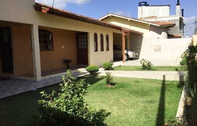 Imagem: A casa possui 3 Dormitórios, 1 Banheiro, 2 Vagas na garagem