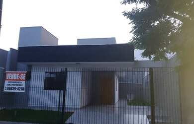 Imagem: A casa possui 3 Dormitórios, 2 Banheiros, 3 Vagas na garagem