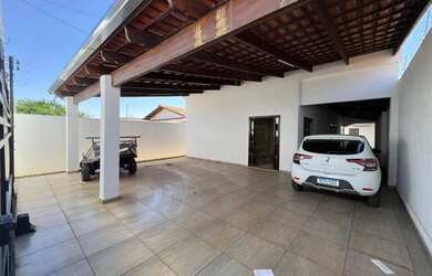 Imagem: A casa possui 5 Dormitórios, 1 Banheiro, 2 Vagas na garagem