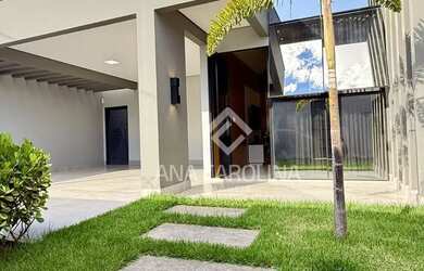 Imagem: A casa possui 3 Dormitórios, 1 Banheiro, 2 Vagas na garagem