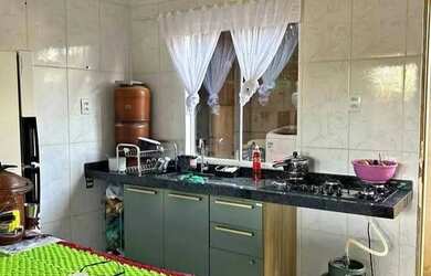 Imagem: A casa possui 2 Dormitórios, 1 Banheiro, 2 Vagas na garagem