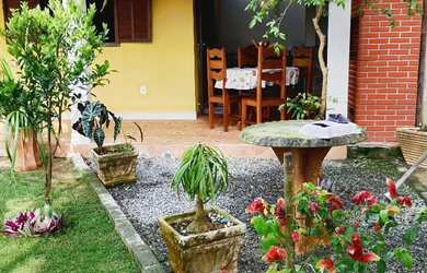 Imagem: A casa possui 1 Dormitório, 2 Banheiros, 2 Vagas na garagem