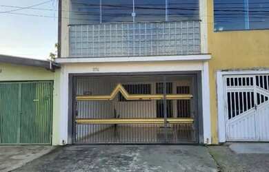 Imagem: A casa possui 2 Dormitórios, 2 Banheiros, 2 Vagas na garagem