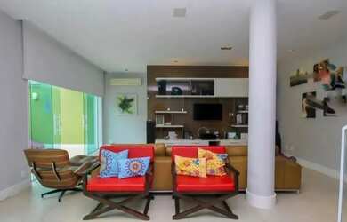 Imagem: A casa possui 5 Dormitórios, 4 Banheiros, 5 Vagas na garagem