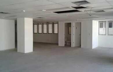 Imagem: O depósito possui 4 Vagas na garagem, 300m² de Área e está