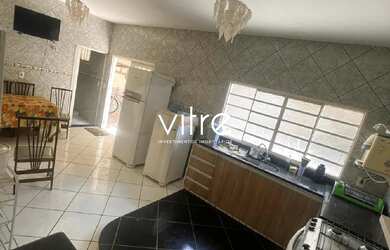 Imagem: A casa possui 3 Dormitórios, 2 Banheiros, 2 Vagas na garagem