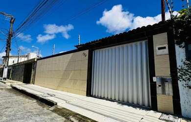 Imagem: A casa possui 3 Dormitórios, 2 Banheiros, 3 Vagas na garagem