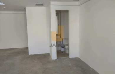 Imagem 3: Sala Comercial com 2 banheiros, 1 copa e 2 vagas em excelente localização...