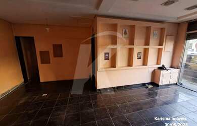 Imagem 7: Salão comercial com 2 banheiros e porta de aço