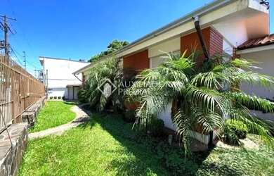 Imagem: A casa possui 3 Dormitórios, 1 Banheiro, 2 Vagas na garagem