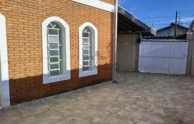 Imagem: A casa possui 4 Dormitórios, 3 Banheiros, 4 Vagas na garagem