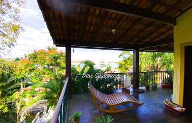 Imagem: A casa possui 5 Dormitórios, 3 Banheiros, 3 Vagas na garagem