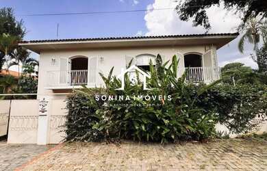 Imagem: A casa possui 5 Dormitórios, 3 Banheiros, 3 Vagas na garagem