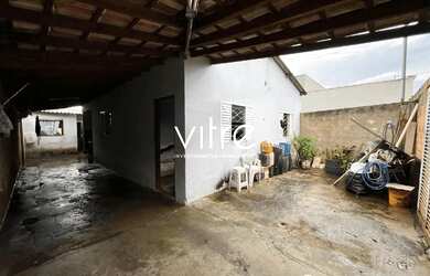 Imagem: A casa possui 3 Dormitórios, 1 Banheiro, 3 Vagas na garagem