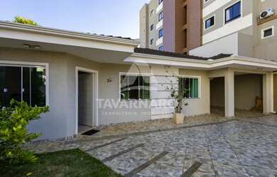 Imagem: A casa possui 4 Dormitórios, 4 Banheiros, 4 Vagas na garagem