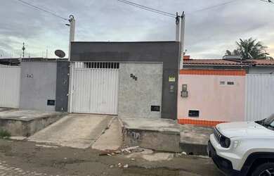 Imagem: A casa possui 2 Dormitórios, 1 Banheiro, 2 Vagas na garagem