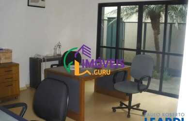 Imagem: O depósito possui 5 Vagas na garagem e 450m² de Área e está