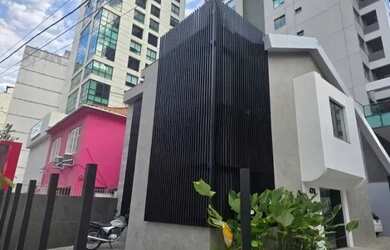 Imagem: A casa possui 4 Dormitórios, 4 Banheiros, 4 Vagas na garagem