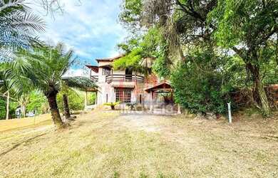 Imagem: A casa possui 3 Dormitórios, 2 Banheiros, 1 Vaga na garagem