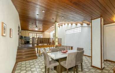 Imagem: A casa possui 4 Dormitórios, 4 Banheiros, 3 Vagas na garagem