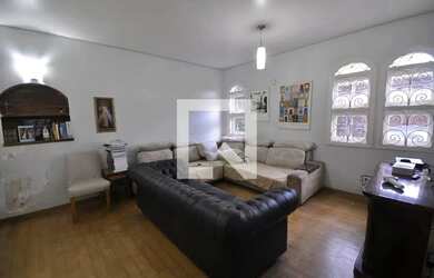 Imagem: A casa possui 4 Dormitórios, 5 Banheiros, 2 Vagas na garagem