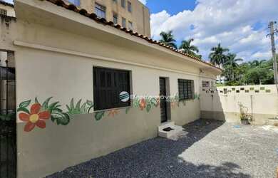 Imagem: A casa possui 2 Dormitórios, 1 Banheiro, 2 Vagas na garagem