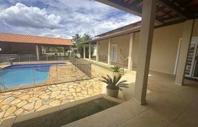 Imagem: A casa em condomínio possui 5 Dormitórios, 5 Banheiros, 2