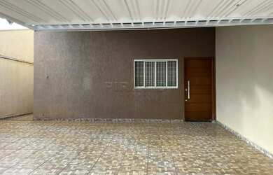 Imagem: A casa possui 3 Dormitórios, 2 Banheiros, 2 Vagas na garagem