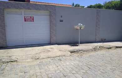 Imagem: A casa possui 3 Dormitórios, 2 Banheiros, 3 Vagas na garagem