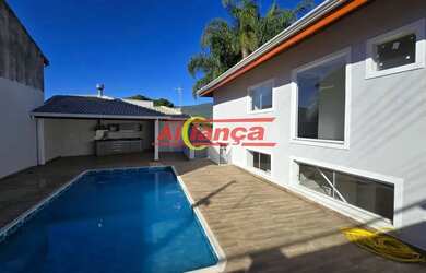 Imagem: A casa possui 4 Dormitórios, 2 Banheiros, 5 Vagas na garagem