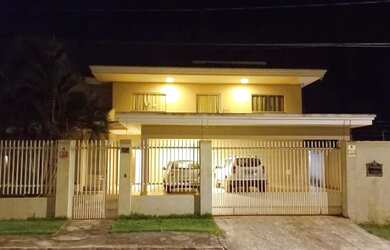 Imagem: A casa possui 5 Dormitórios, 5 Banheiros, 3 Vagas na garagem